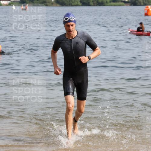 15.06.2025 - 27. Vierlanden-Triathlon Lena Gebhardt http://msf.ph/oto/8010028 15.06.2025 10:07:04 Schwimmen 131, 376, 429, 462, 467 meine-sportfotos.de