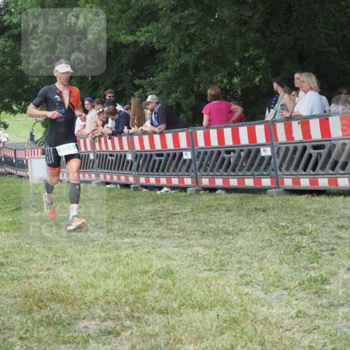 21.06.2025 - 27. Vierlanden-Triathlon KatJ http://msf.ph/oto/8010036 15.06.2025 13:03:36 Ziel 854 meine-sportfotos.de