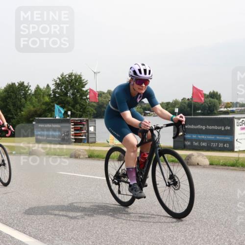 15.06.2025 - 27. Vierlanden-Triathlon H.Heesch http://msf.ph/oto/8010049 15.06.2025 10:59:36 Radfahren 206, 220, 526, 611, 652, 775 meine-sportfotos.de