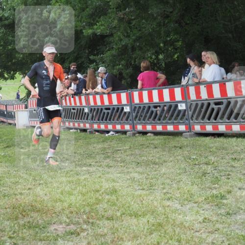21.06.2025 - 27. Vierlanden-Triathlon KatJ http://msf.ph/oto/8010051 15.06.2025 13:03:36 Ziel 854 meine-sportfotos.de