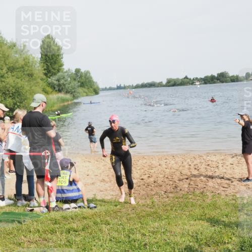 21.06.2025 - 27. Vierlanden-Triathlon MichiJ http://msf.ph/oto/8010071 15.06.2026 10:12:59 Schwimmen 512 meine-sportfotos.de