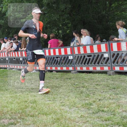 21.06.2025 - 27. Vierlanden-Triathlon KatJ http://msf.ph/oto/8010099 15.06.2025 13:03:36 Ziel 854 meine-sportfotos.de
