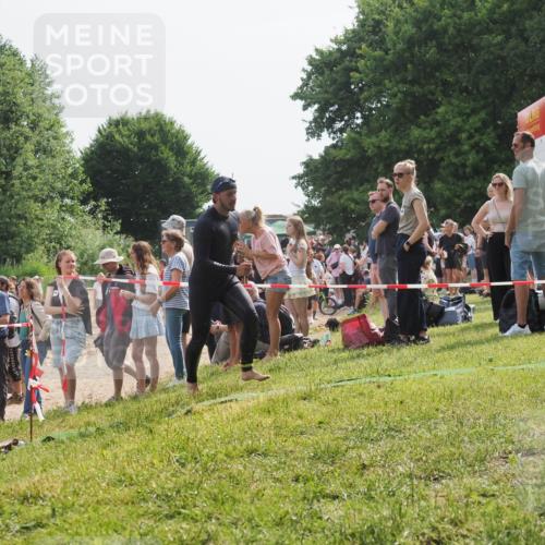 15.06.2025 - 27. Vierlanden-Triathlon KatJ http://msf.ph/oto/8010108 15.06.2025 10:08:16 Schwimmen 295, 373, 399, 403 meine-sportfotos.de