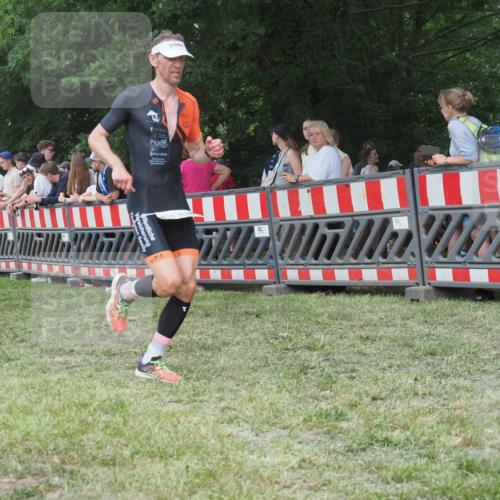 21.06.2025 - 27. Vierlanden-Triathlon KatJ http://msf.ph/oto/8010113 15.06.2025 13:03:36 Ziel 854 meine-sportfotos.de