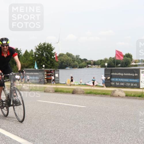 21.06.2025 - 27. Vierlanden-Triathlon H.Heesch http://msf.ph/oto/8010116 15.06.2025 12:34:25 Radfahren 824, 964 meine-sportfotos.de