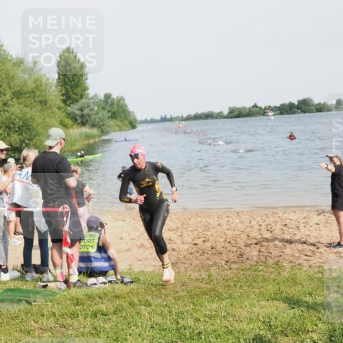 21.06.2025 - 27. Vierlanden-Triathlon MichiJ http://msf.ph/oto/8010119 15.06.2026 10:12:59 Schwimmen 512 meine-sportfotos.de