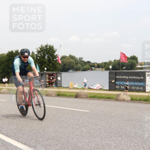 21.06.2025 - 27. Vierlanden-Triathlon H.Heesch http://msf.ph/oto/8010120 15.06.2025 12:34:26 Radfahren 824, 964 meine-sportfotos.de