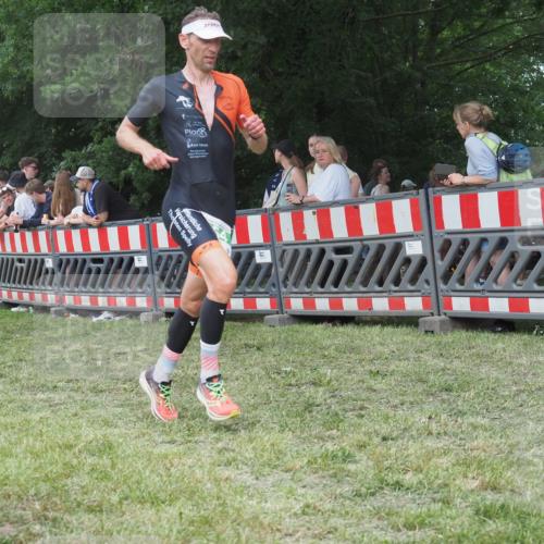 21.06.2025 - 27. Vierlanden-Triathlon KatJ http://msf.ph/oto/8010125 15.06.2025 13:03:36 Ziel 854 meine-sportfotos.de