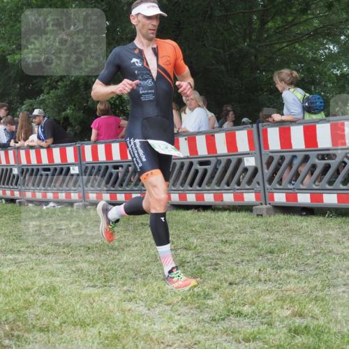 21.06.2025 - 27. Vierlanden-Triathlon KatJ http://msf.ph/oto/8010139 15.06.2025 13:03:37 Ziel 854 meine-sportfotos.de
