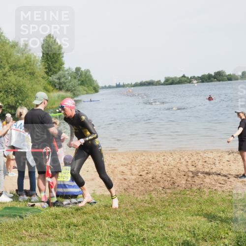 21.06.2025 - 27. Vierlanden-Triathlon MichiJ http://msf.ph/oto/8010157 15.06.2026 10:13:00 Schwimmen 512 meine-sportfotos.de
