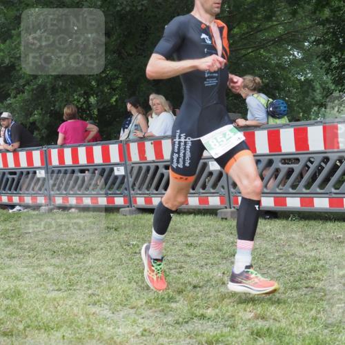 21.06.2025 - 27. Vierlanden-Triathlon KatJ http://msf.ph/oto/8010164 15.06.2025 13:03:37 Ziel 854 meine-sportfotos.de