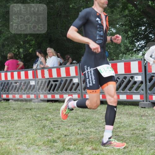 21.06.2025 - 27. Vierlanden-Triathlon KatJ http://msf.ph/oto/8010180 15.06.2025 13:03:37 Ziel 854 meine-sportfotos.de