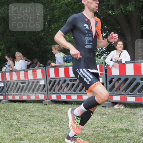 21.06.2025 - 27. Vierlanden-Triathlon KatJ http://msf.ph/oto/8010190 15.06.2025 13:03:37 Ziel 854 meine-sportfotos.de