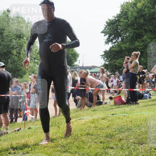 15.06.2025 - 27. Vierlanden-Triathlon KatJ http://msf.ph/oto/8010232 15.06.2025 10:08:23 Schwimmen 295, 399 meine-sportfotos.de