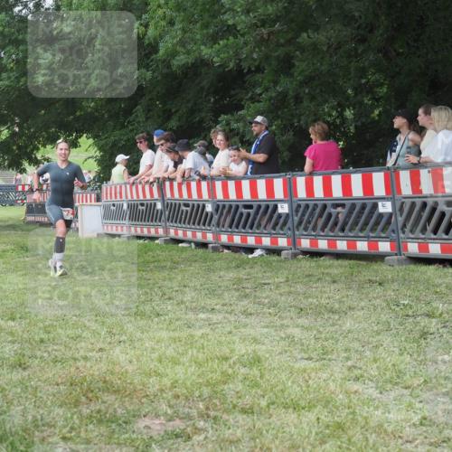 21.06.2025 - 27. Vierlanden-Triathlon KatJ http://msf.ph/oto/8010260 15.06.2025 13:03:54 Ziel 202, 1040 meine-sportfotos.de