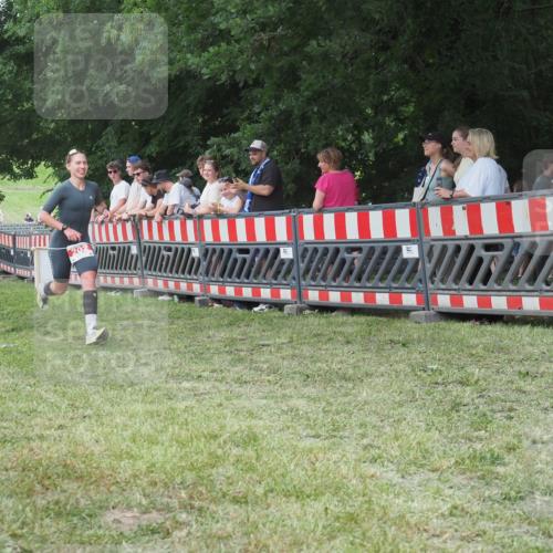 21.06.2025 - 27. Vierlanden-Triathlon KatJ http://msf.ph/oto/8010273 15.06.2025 13:03:55 Ziel 202, 1040 meine-sportfotos.de