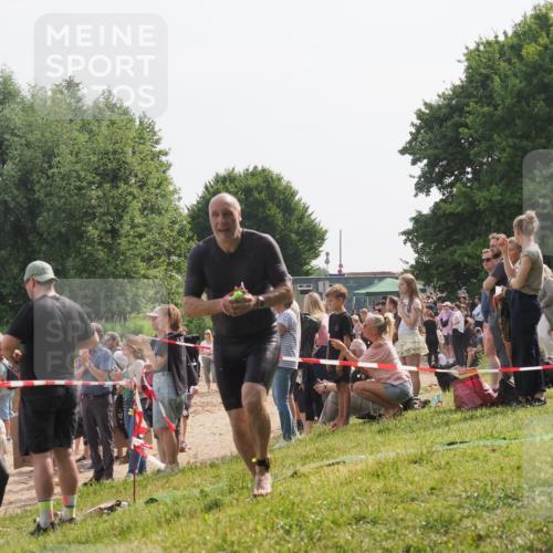15.06.2025 - 27. Vierlanden-Triathlon KatJ http://msf.ph/oto/8010278 15.06.2025 10:08:37 Schwimmen 387, 454, 469 meine-sportfotos.de