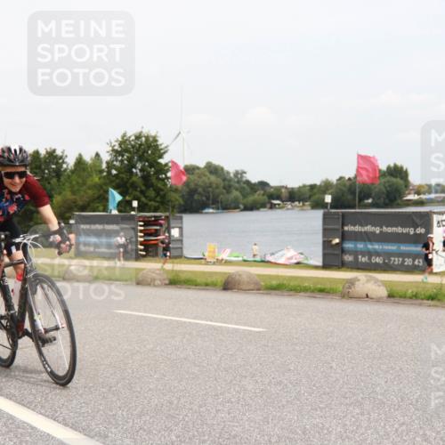 21.06.2025 - 27. Vierlanden-Triathlon H.Heesch http://msf.ph/oto/8010299 15.06.2025 12:35:37 Radfahren 966 meine-sportfotos.de