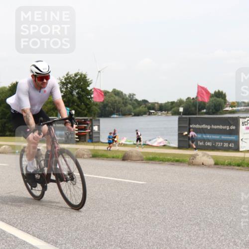 21.06.2025 - 27. Vierlanden-Triathlon H.Heesch http://msf.ph/oto/8010312 15.06.2025 12:35:48 Radfahren 201, 655 meine-sportfotos.de