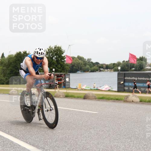 21.06.2025 - 27. Vierlanden-Triathlon H.Heesch http://msf.ph/oto/8010340 15.06.2025 12:36:08 Radfahren 798 meine-sportfotos.de