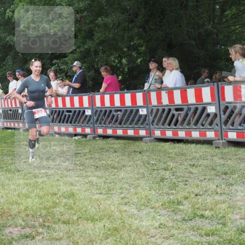 21.06.2025 - 27. Vierlanden-Triathlon KatJ http://msf.ph/oto/8010341 15.06.2025 13:03:55 Ziel 202, 1040 meine-sportfotos.de