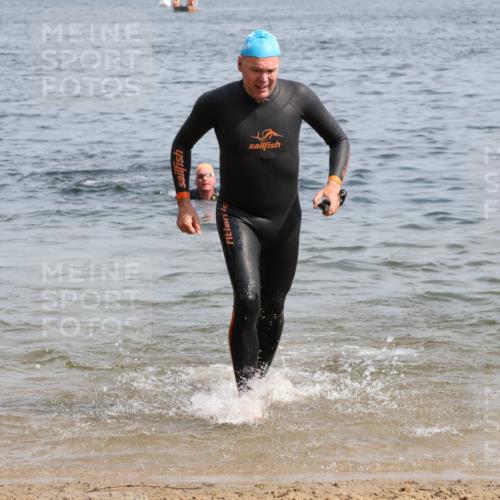 15.06.2025 - 27. Vierlanden-Triathlon Lena Gebhardt http://msf.ph/oto/8010344 15.06.2025 10:07:16 Schwimmen 374, 383, 414, 431, 459, 462 meine-sportfotos.de