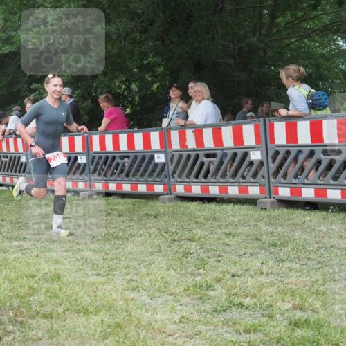 21.06.2025 - 27. Vierlanden-Triathlon KatJ http://msf.ph/oto/8010363 15.06.2025 13:03:56 Ziel 202, 1040 meine-sportfotos.de