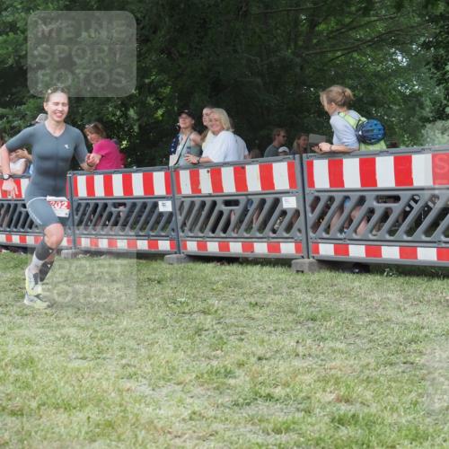 21.06.2025 - 27. Vierlanden-Triathlon KatJ http://msf.ph/oto/8010369 15.06.2025 13:03:56 Ziel 202, 1040 meine-sportfotos.de