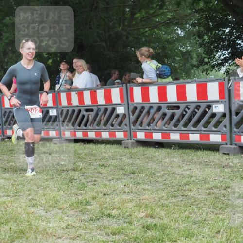 21.06.2025 - 27. Vierlanden-Triathlon KatJ http://msf.ph/oto/8010382 15.06.2025 13:03:56 Ziel 202, 1040 meine-sportfotos.de