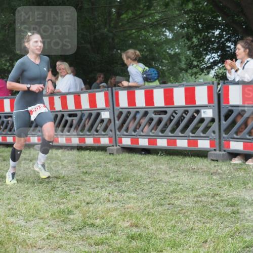 21.06.2025 - 27. Vierlanden-Triathlon KatJ http://msf.ph/oto/8010389 15.06.2025 13:03:56 Ziel 202, 1040 meine-sportfotos.de