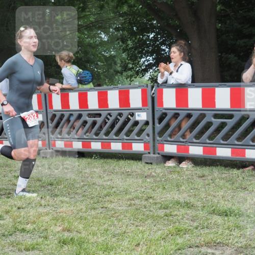 21.06.2025 - 27. Vierlanden-Triathlon KatJ http://msf.ph/oto/8010407 15.06.2025 13:03:56 Ziel 202, 1040 meine-sportfotos.de