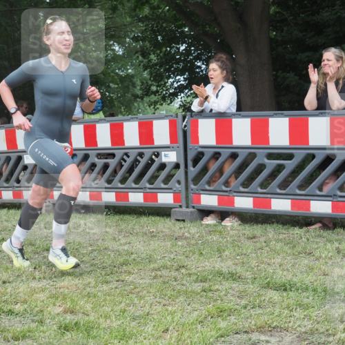 21.06.2025 - 27. Vierlanden-Triathlon KatJ http://msf.ph/oto/8010411 15.06.2025 13:03:57 Ziel 202, 1040 meine-sportfotos.de
