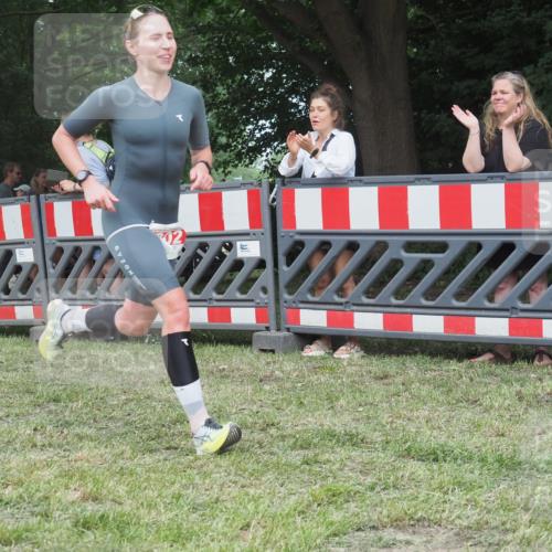 21.06.2025 - 27. Vierlanden-Triathlon KatJ http://msf.ph/oto/8010423 15.06.2025 13:03:57 Ziel 202, 1040 meine-sportfotos.de