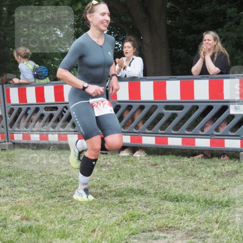 21.06.2025 - 27. Vierlanden-Triathlon KatJ http://msf.ph/oto/8010430 15.06.2025 13:03:57 Ziel 202, 1040 meine-sportfotos.de