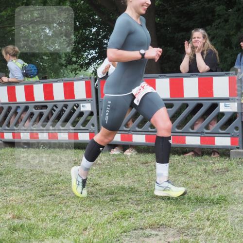 21.06.2025 - 27. Vierlanden-Triathlon KatJ http://msf.ph/oto/8010437 15.06.2025 13:03:57 Ziel 202, 1040 meine-sportfotos.de