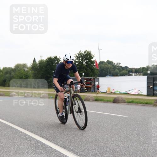 21.06.2025 - 27. Vierlanden-Triathlon H.Heesch http://msf.ph/oto/8010441 15.06.2025 12:53:53 Radfahren 838, 923 meine-sportfotos.de