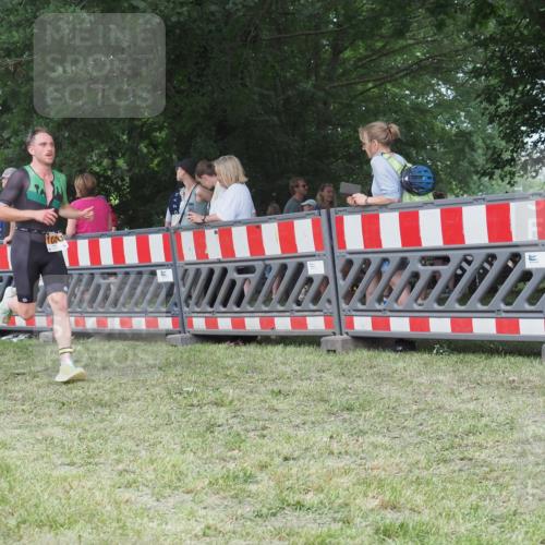 21.06.2025 - 27. Vierlanden-Triathlon KatJ http://msf.ph/oto/8010443 15.06.2025 13:04:01 Ziel 1040 meine-sportfotos.de