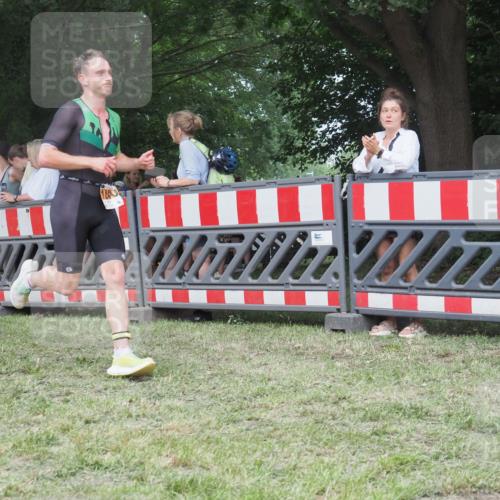 21.06.2025 - 27. Vierlanden-Triathlon KatJ http://msf.ph/oto/8010483 15.06.2025 13:04:02 Ziel 1040 meine-sportfotos.de