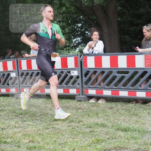 21.06.2025 - 27. Vierlanden-Triathlon KatJ http://msf.ph/oto/8010501 15.06.2025 13:04:02 Ziel 1040 meine-sportfotos.de