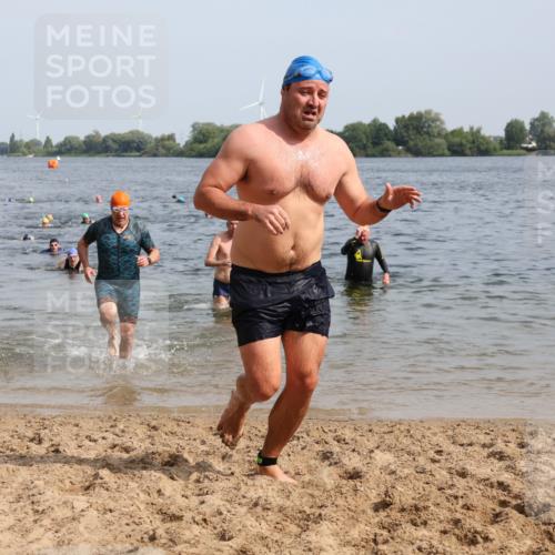 15.06.2025 - 27. Vierlanden-Triathlon Lena Gebhardt http://msf.ph/oto/8010509 15.06.2025 10:07:22 Schwimmen 374, 383, 391, 414, 431, 459 meine-sportfotos.de
