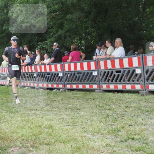 21.06.2025 - 27. Vierlanden-Triathlon KatJ http://msf.ph/oto/8010548 15.06.2025 13:04:27 Ziel 711 meine-sportfotos.de