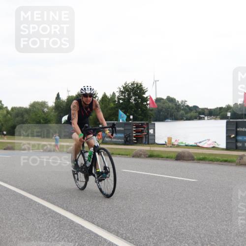 21.06.2025 - 27. Vierlanden-Triathlon H.Heesch http://msf.ph/oto/8010575 15.06.2025 12:57:48 Radfahren 926 meine-sportfotos.de
