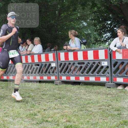21.06.2025 - 27. Vierlanden-Triathlon KatJ http://msf.ph/oto/8010578 15.06.2025 13:04:28 Ziel 711 meine-sportfotos.de