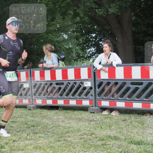 21.06.2025 - 27. Vierlanden-Triathlon KatJ http://msf.ph/oto/8010594 15.06.2025 13:04:28 Ziel 711 meine-sportfotos.de