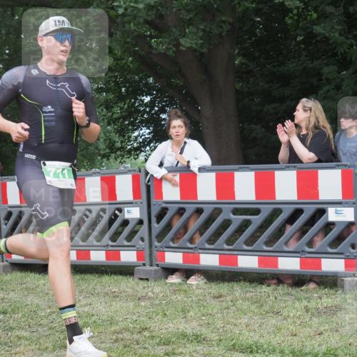 21.06.2025 - 27. Vierlanden-Triathlon KatJ http://msf.ph/oto/8010612 15.06.2025 13:04:29 Ziel 711 meine-sportfotos.de