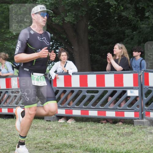 21.06.2025 - 27. Vierlanden-Triathlon KatJ http://msf.ph/oto/8010618 15.06.2025 13:04:29 Ziel 711 meine-sportfotos.de