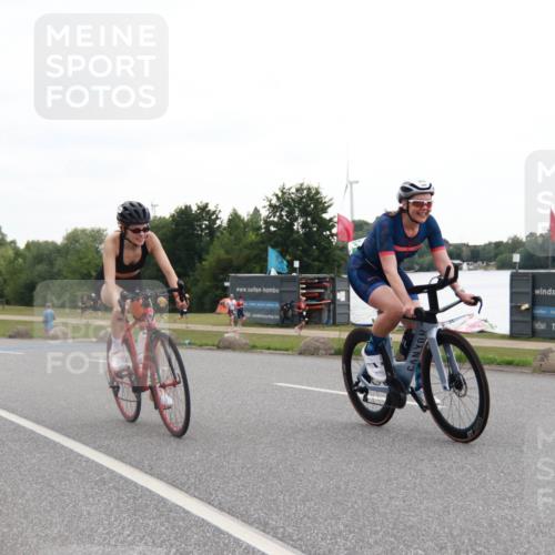 21.06.2025 - 27. Vierlanden-Triathlon H.Heesch http://msf.ph/oto/8010620 15.06.2025 12:58:10 Radfahren 910, 922 meine-sportfotos.de