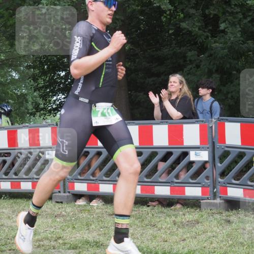 21.06.2025 - 27. Vierlanden-Triathlon KatJ http://msf.ph/oto/8010627 15.06.2025 13:04:29 Ziel 711 meine-sportfotos.de