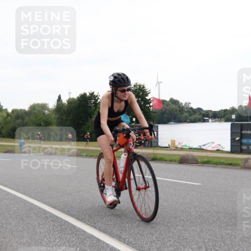 21.06.2025 - 27. Vierlanden-Triathlon H.Heesch http://msf.ph/oto/8010630 15.06.2025 12:58:10 Radfahren 910, 922 meine-sportfotos.de