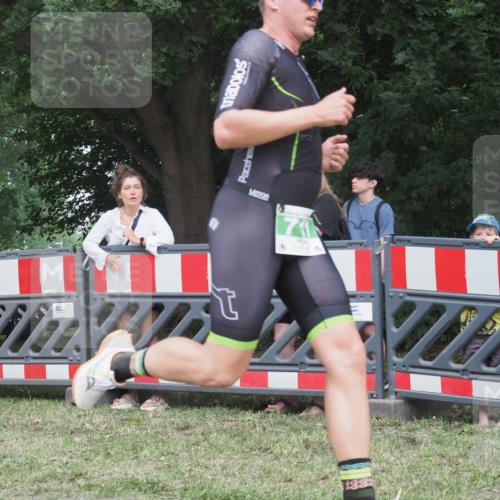 21.06.2025 - 27. Vierlanden-Triathlon KatJ http://msf.ph/oto/8010640 15.06.2025 13:04:29 Ziel 711 meine-sportfotos.de
